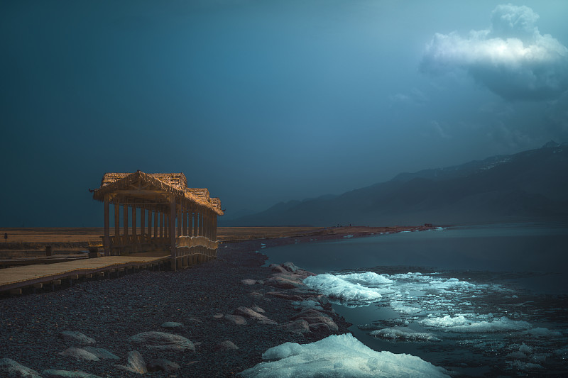 赛里木湖的休息长廊图片下载