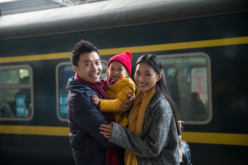 幸福家庭在车站月台图片下载