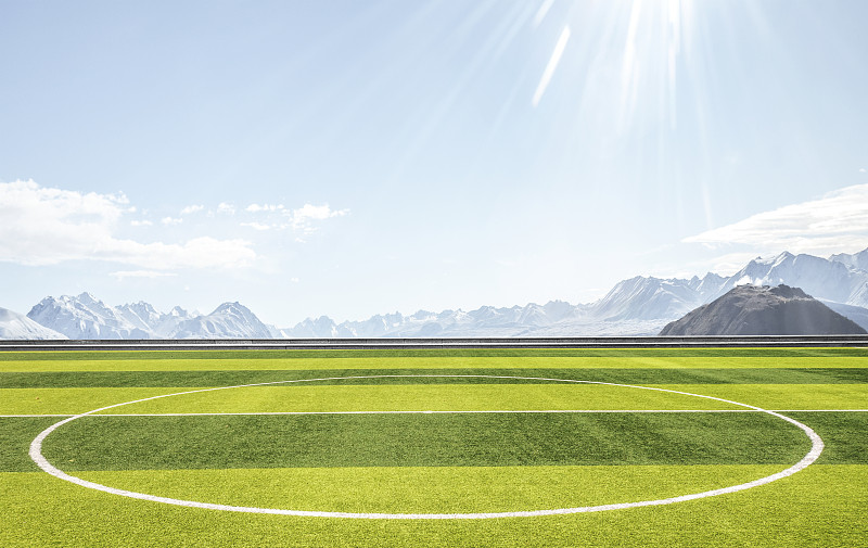 新西兰蓝天白云雪山下的足球场图片下载