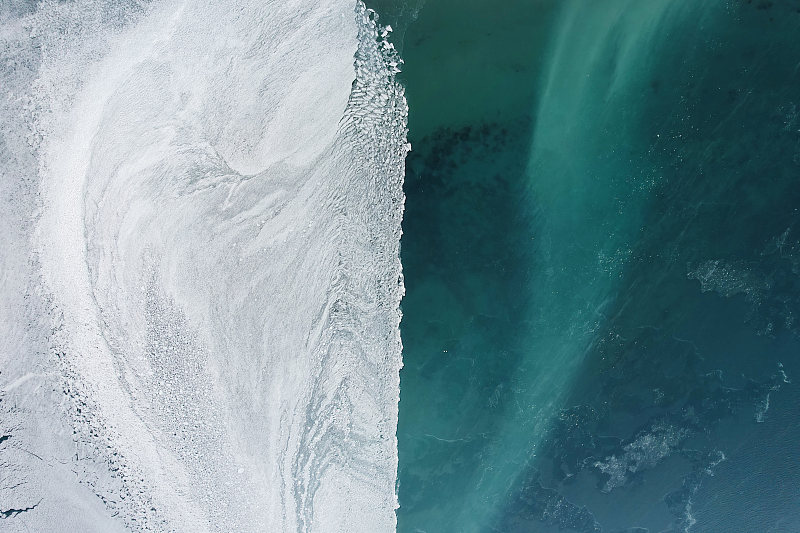 水与冰的边缘图片素材