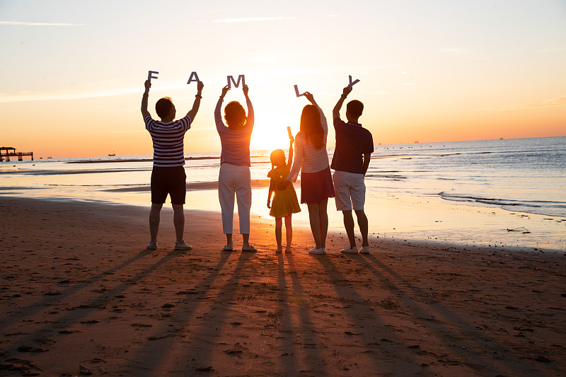 在海边度假的快乐家庭图片素材