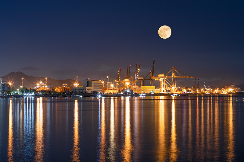 盐田港月夜 Moon over Yantian Port图片下载