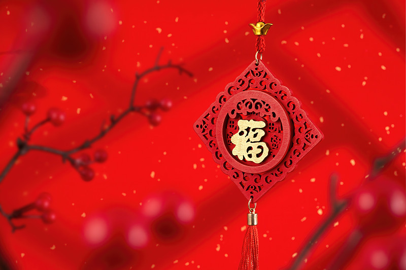 红色背景下的春节福字挂饰图片下载