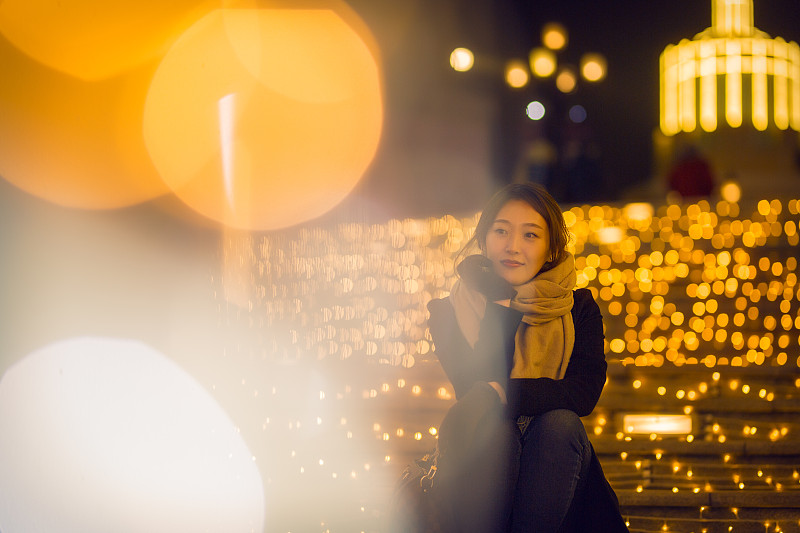 北京蓝色港湾夜景，坐在灯光下的女人肖像图片下载