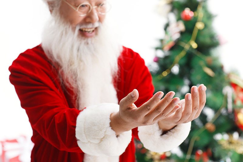 一个圣诞老人做捧着的手势图片素材