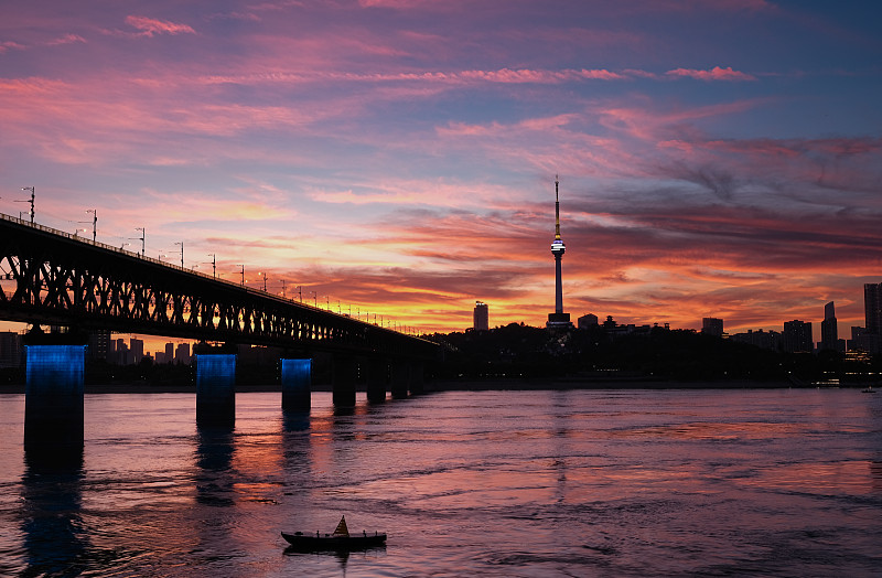 夕阳下长江大桥的剪影图片下载