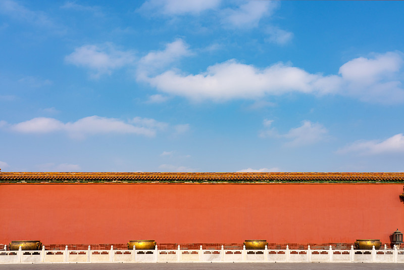 蓝天白云下的故宫红墙和汉白玉栏杆图片下载