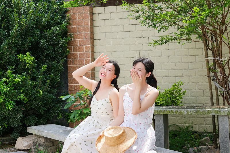 夏天两位中国美女在庭院中乘凉图片下载