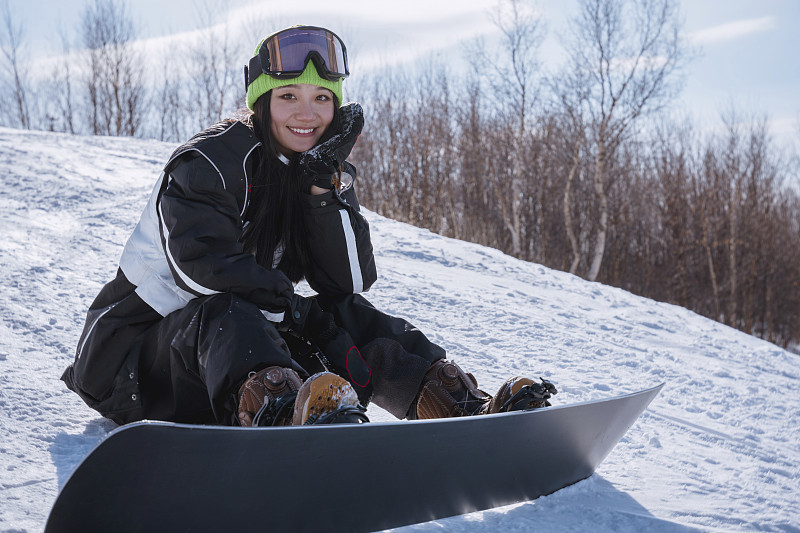 青年美女在滑雪场滑雪图片下载