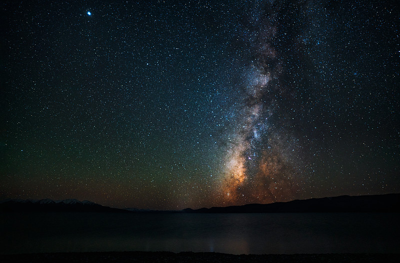 西藏那曲当惹雍错湖边的银河星空图片下载