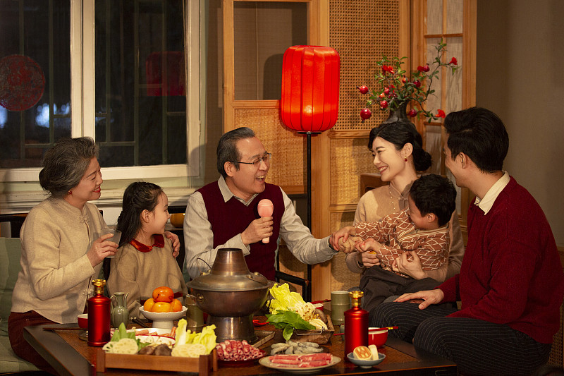 幸福家庭过年吃团圆饭,一起唱歌庆祝春节图片下载