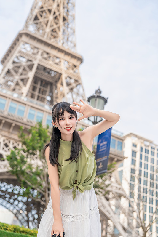 中国澳门巴黎铁塔下拿着相机的女生图片下载