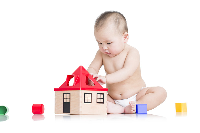 可爱的男婴和玩具房子图片下载