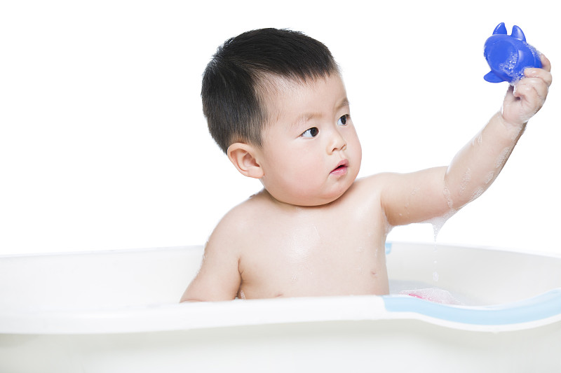 可爱的宝宝在浴盆里洗澡图片下载