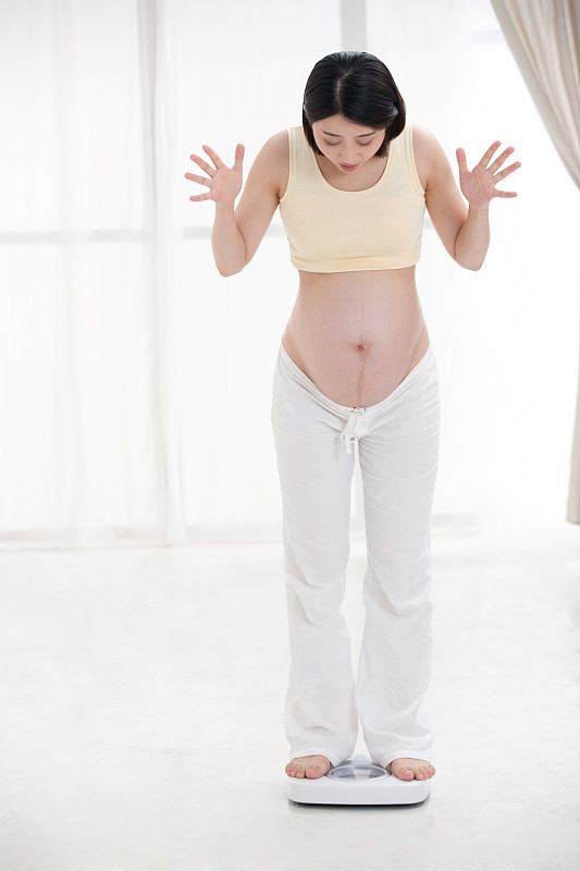 孕妇称体重图片下载