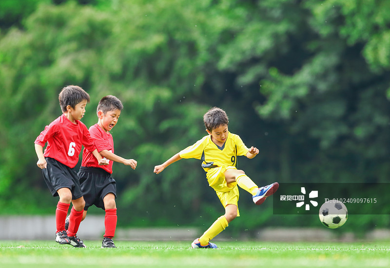 日本孩子踢足球图片下载