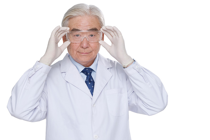 一个老年医生带着防护镜图片素材