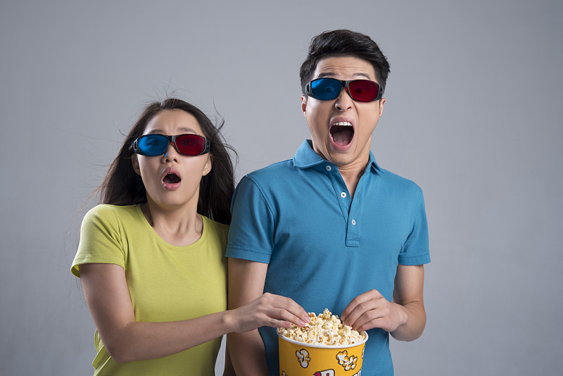 Young couple watching 3D movie图片下载