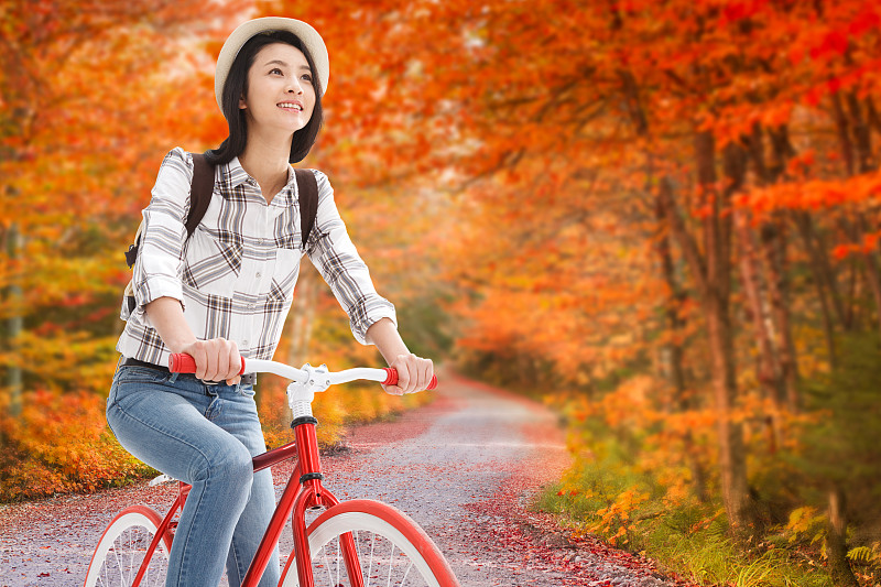 青年女人骑着自行车旅行图片下载