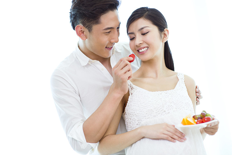 丈夫喂怀孕的妻子水果图片下载