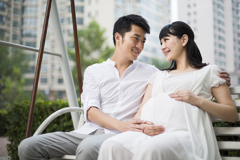 丈夫和怀孕的妻子坐在摇椅上图片下载