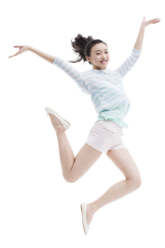 快乐的年轻女子跳跃图片下载