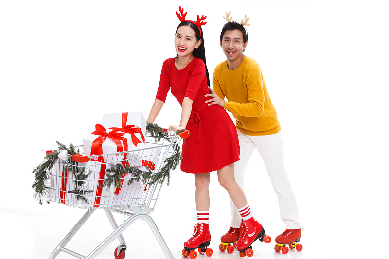 圣诞节推着购物车的年轻情侣图片下载