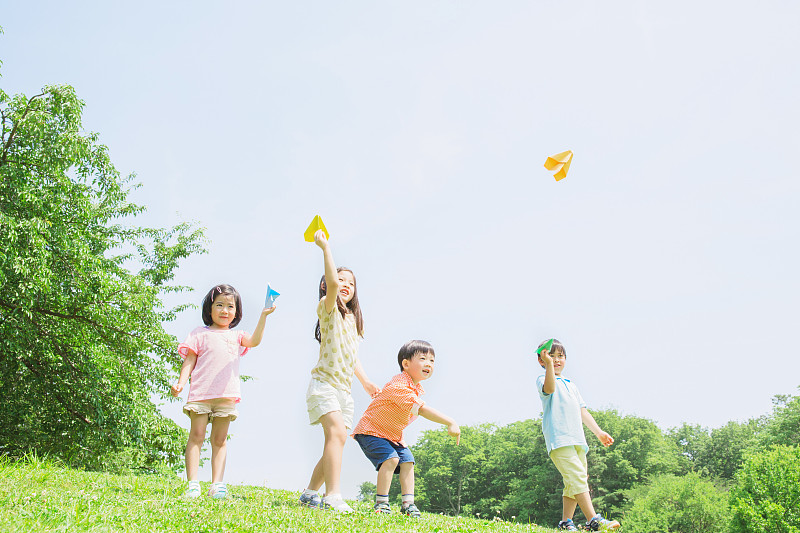 在公园里玩耍的日本小孩图片下载