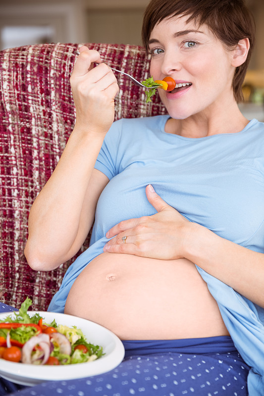 孕妇在家客厅吃沙拉图片下载
