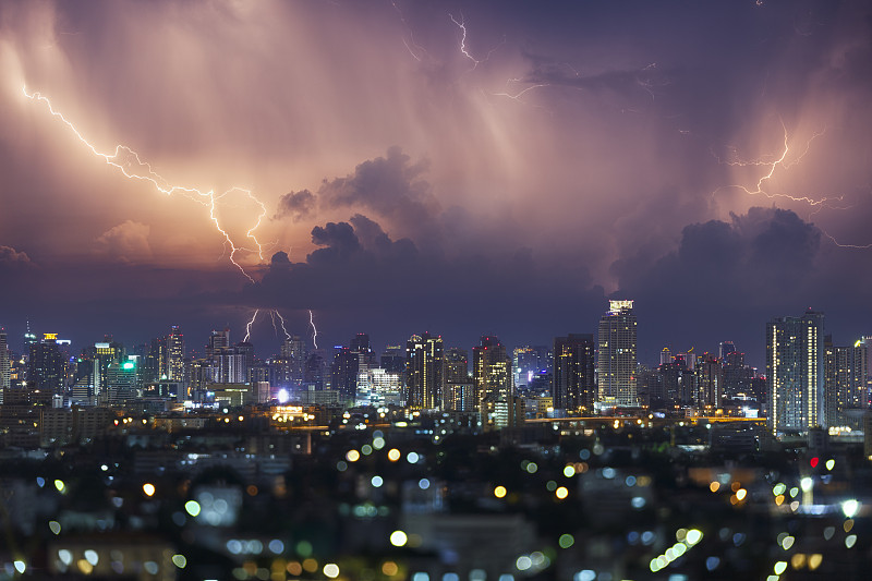 泰国曼谷上空的闪电。图片素材