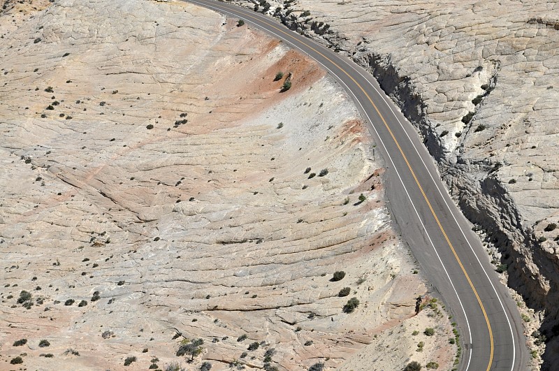 路在石漠中图片下载