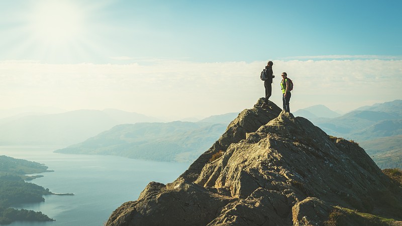 两名女性徒步旅行者在山顶享受山谷的景色，本阿安，卡特里娜湖，高地，南卡罗来纳州图片下载