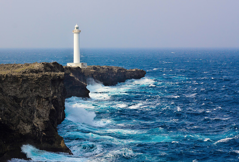 日本冲绳岛悬崖上的灯塔图片下载