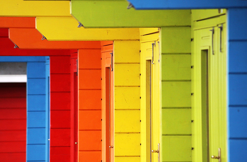 彩虹色的海滩小屋，斯卡伯勒，北约克郡，英格兰，英国图片下载