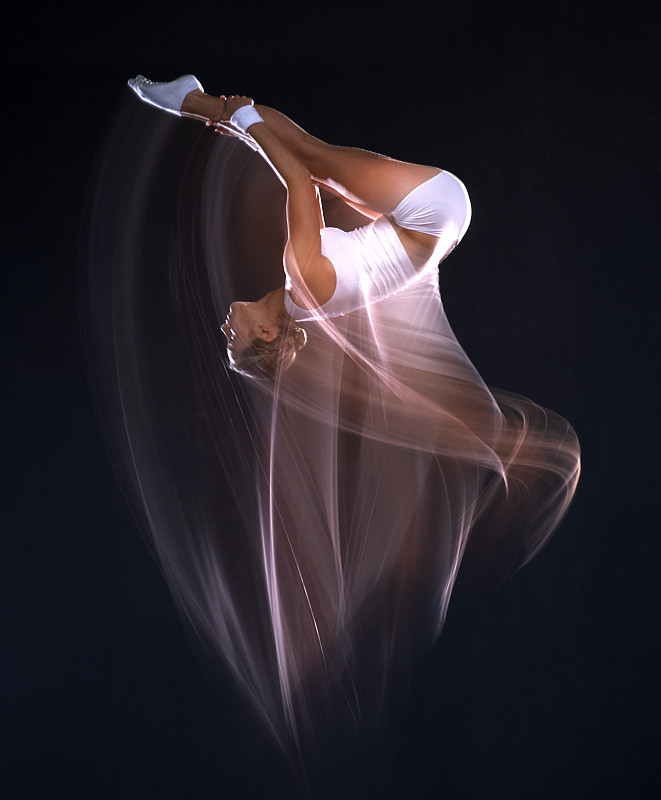 舞者旋转的时间流逝视图图片下载