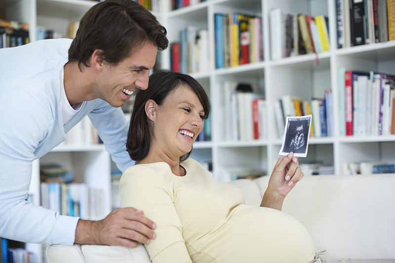 孕妇给男友看超声波图图片素材