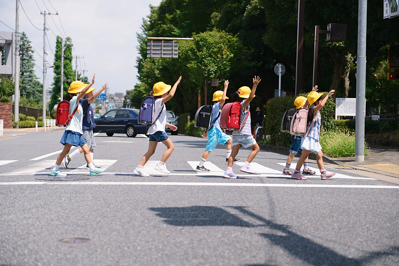 日本学校的孩子过马路图片下载
