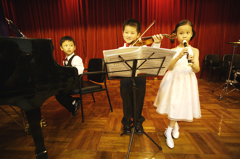 小学生在古典音乐会上表演图片下载
