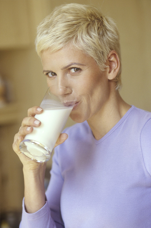 女人喝牛奶的肖像图片素材