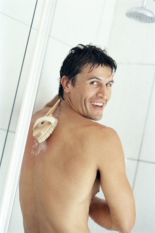 男人正在洗澡图片下载