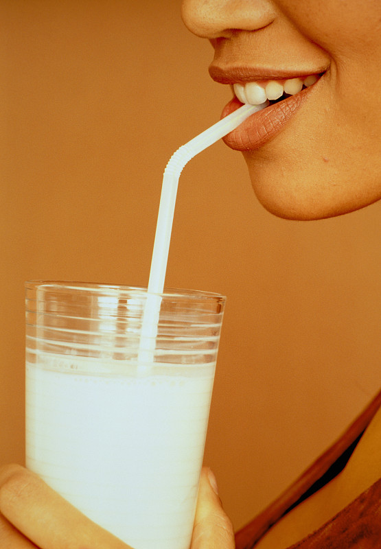 年轻女子喝牛奶图片素材