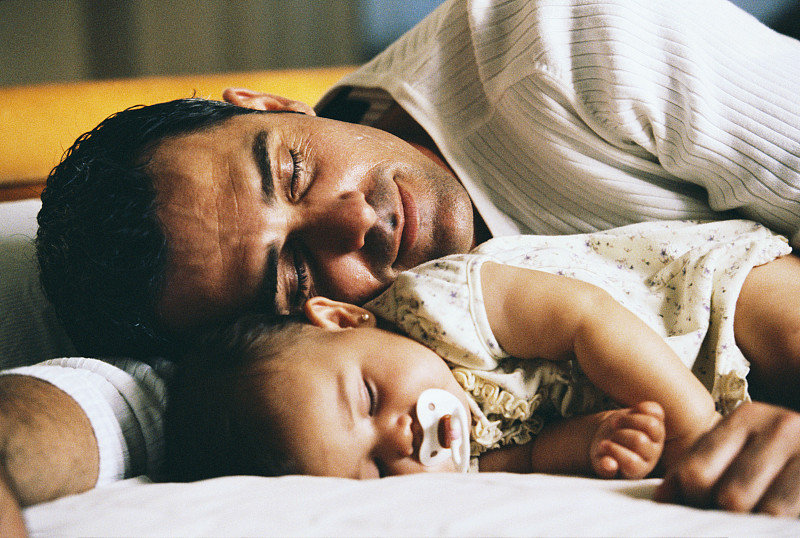 父亲和婴儿女儿正在睡觉图片下载