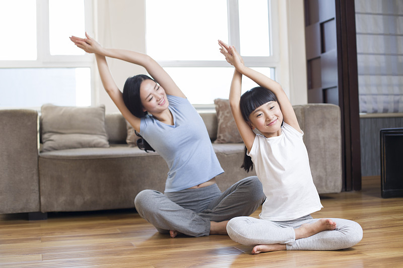 年轻母女在家练瑜伽图片下载