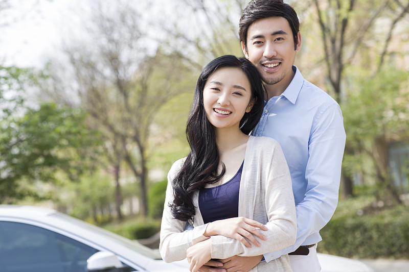 快乐的年轻夫妇和汽车图片下载