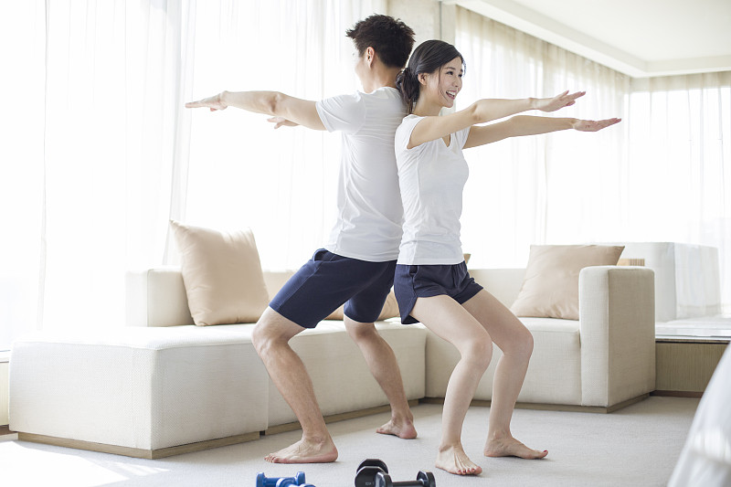 年轻夫妇在家锻炼身体图片素材