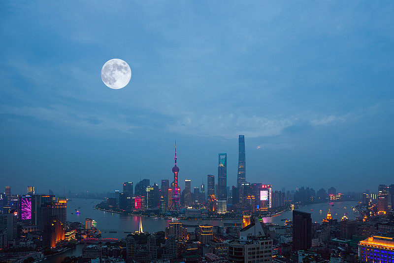 月光下的上海夜景图片下载