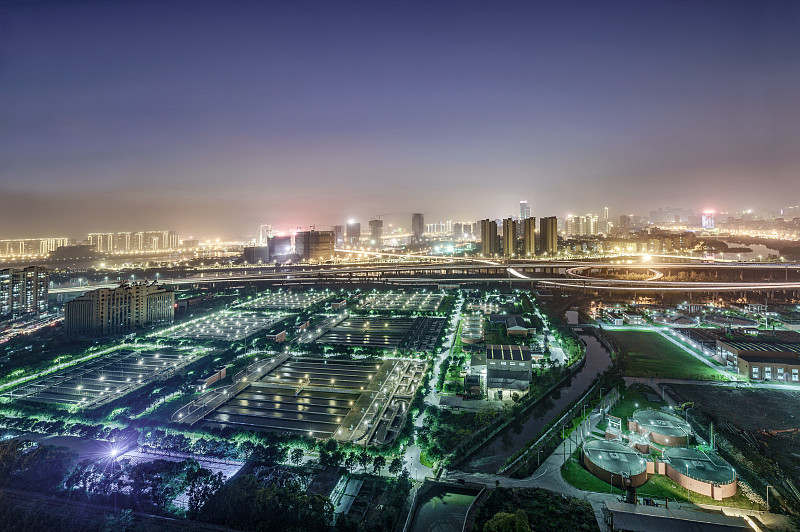 福州污水处理厂前景后的国货互通城市交通枢纽夜景图片下载