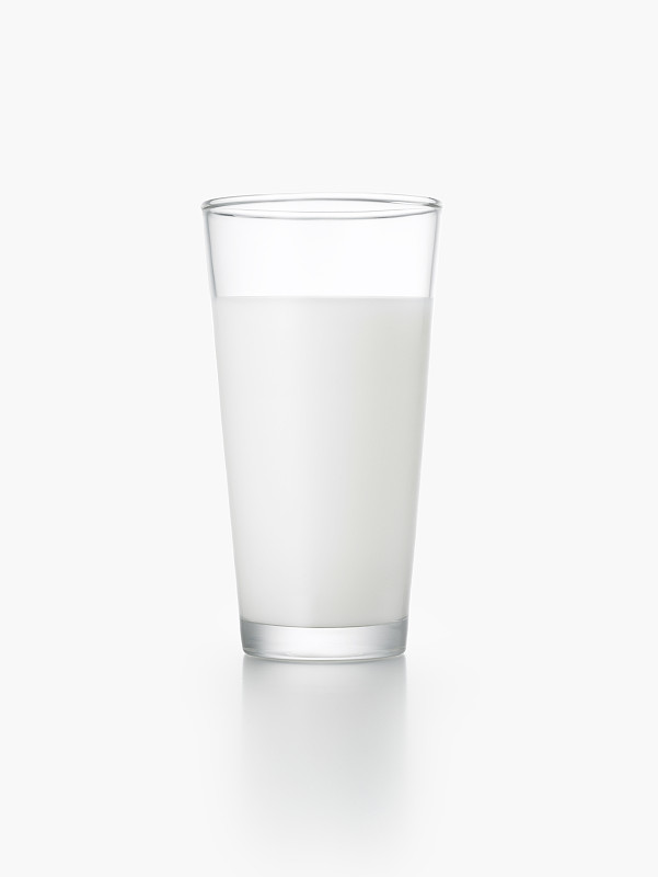 白色背景上的一杯牛奶图片下载