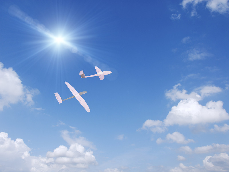 两架纸飞机在天空中飞行图片下载