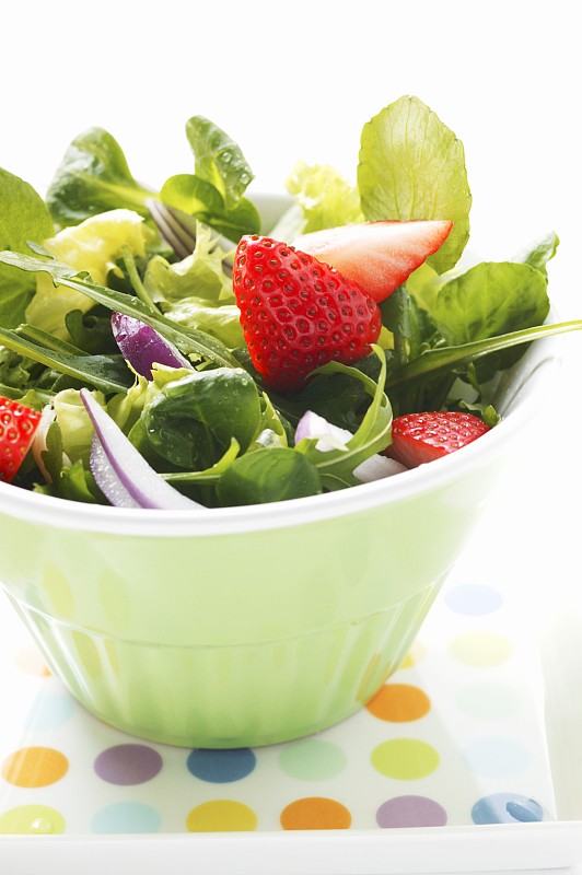 碗装红洋葱和草莓的春季沙拉图片下载